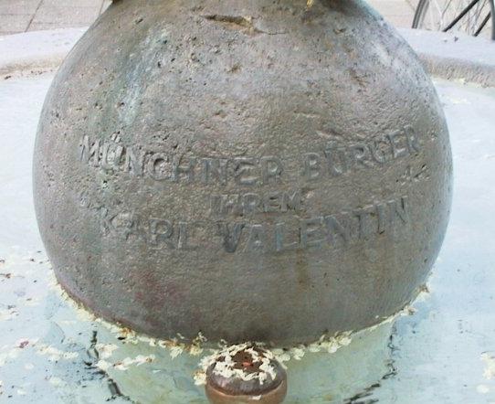 Inschrift am Karl-Valentin-Brunnen